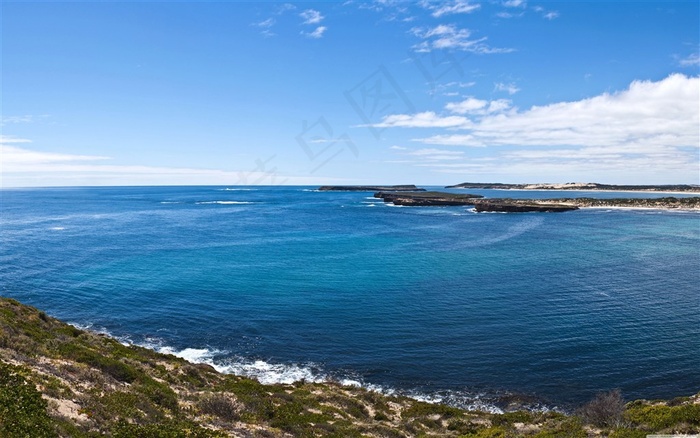 湛蓝色的大海干净的空气蓝天海边高清图片素材