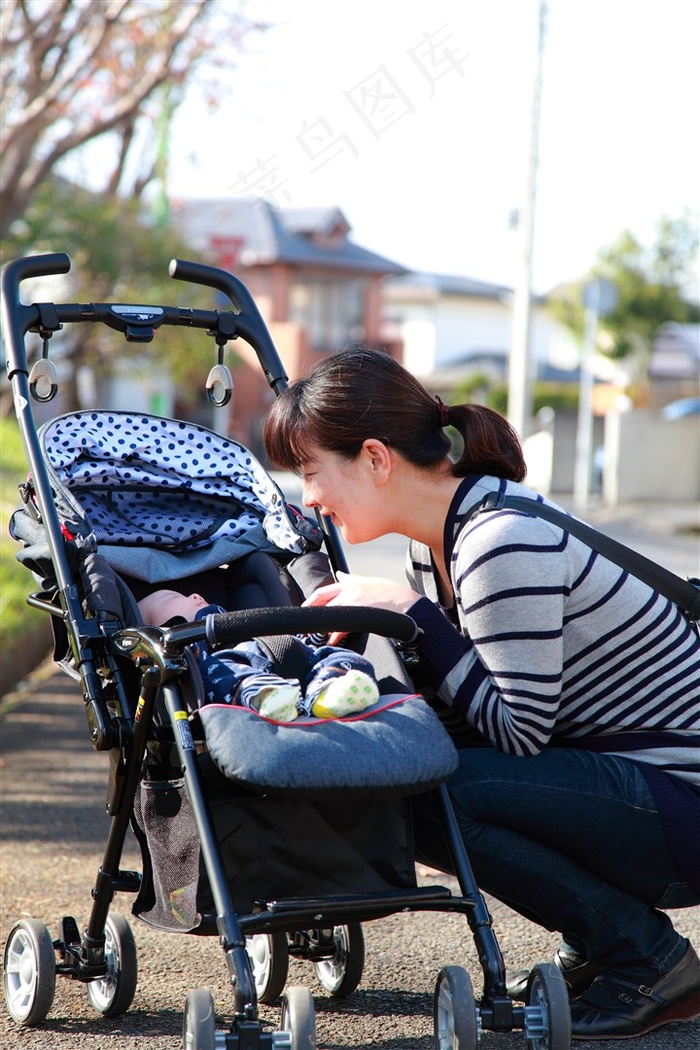 妈妈跟婴儿车上的宝宝
