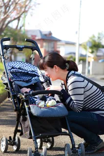 妈妈跟婴儿车上的宝宝 妈妈跟婴儿车上的宝宝