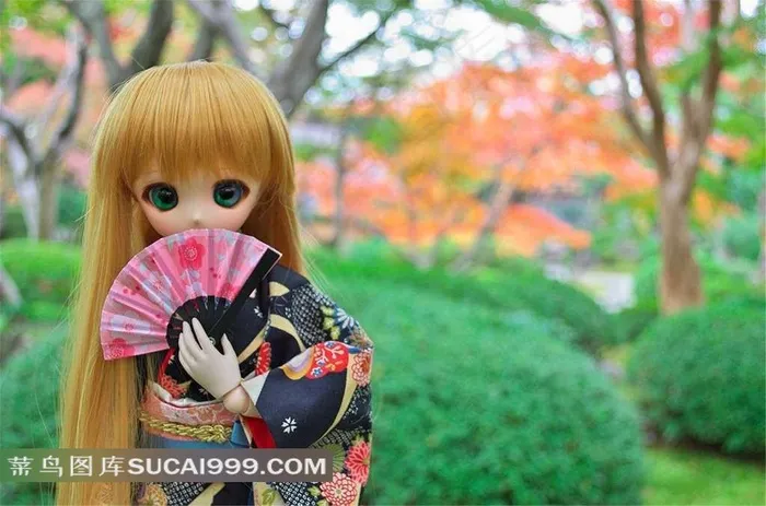 可爱的SD娃娃拿扇子的金发女孩素材