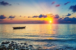 晚霞孤舟漂流中