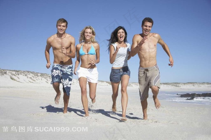 奔跑在沙滩的一家