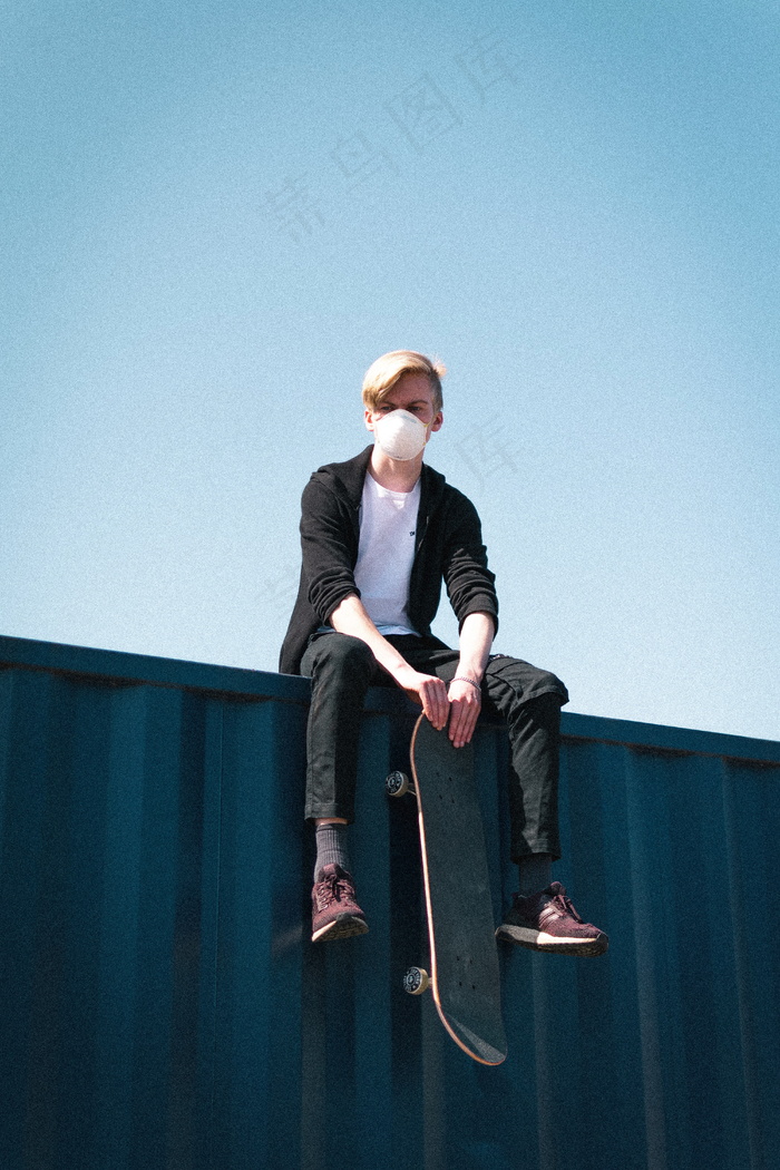 戴着口罩的男生图片