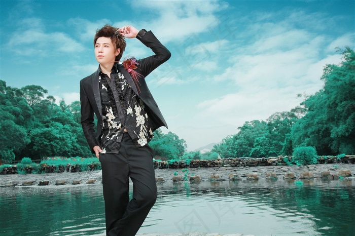 时尚美男青水河畔外拍样片写真