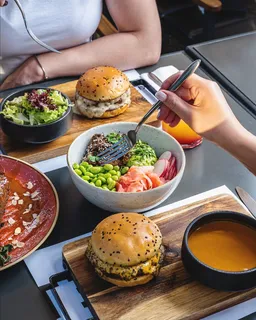 黄色美味汉堡摄影素材