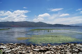 蓝天白云湖水图片