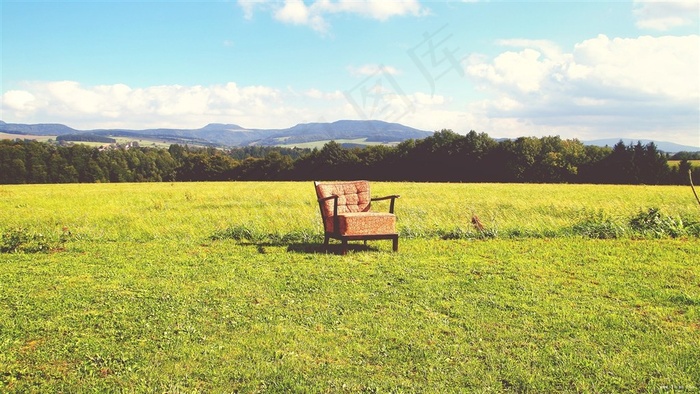 草坪上那张孤独的沙发
