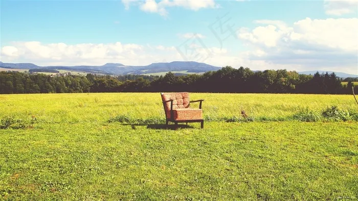 草坪上那张孤独的沙发
