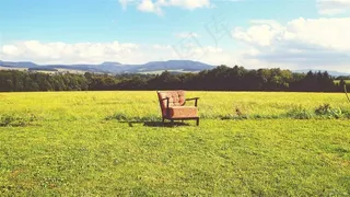 草坪上那张孤独的沙发