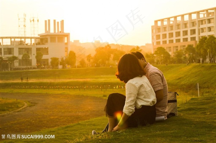 夕阳下的浪漫情侣