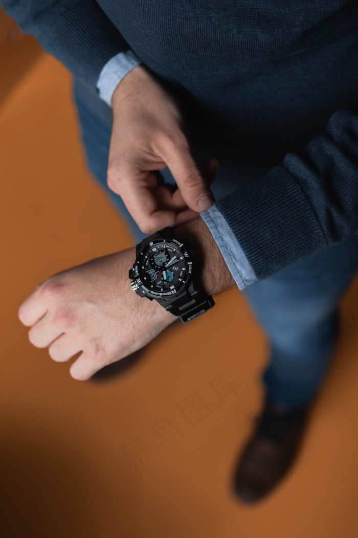 男生黑色手表图片