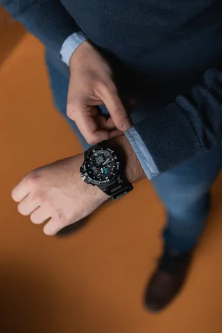 男生黑色手表图片