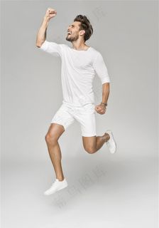 穿白色衣服的时尚帅哥高清大图