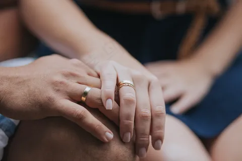 两人手戴婚戒图片 两人手戴婚戒图片