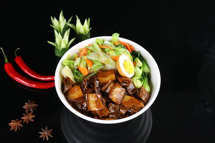 烟笋五花肉餐饮快餐盖浇饭产品成品高清大图黑底圆盘