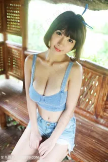 坐在椅子上的清纯大胸短发美女写真 坐在椅子上的清纯大胸短发美女写真