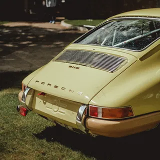 名车车尾局部特写图片