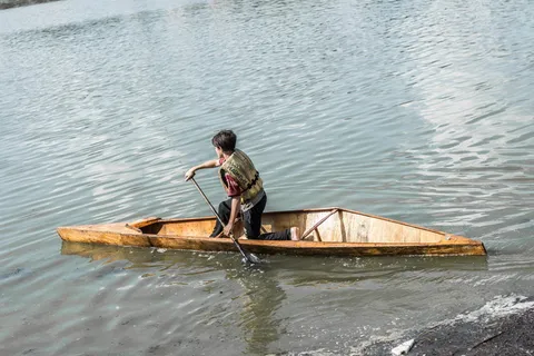 少年划船背影图片 少年划船背影图片