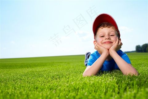 在草地上玩耍的儿童高清摄影图片 在草地上玩耍的儿童高清摄影图片
