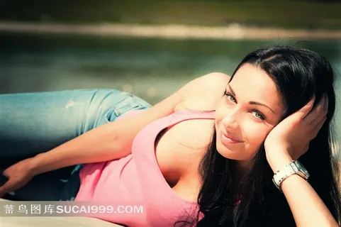 侧躺着的细眉长发性感美女摄影高清图片