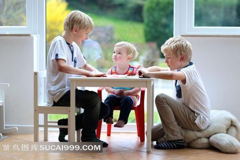 儿童系列 - 在桌子上和哥哥做游戏的可爱孩子