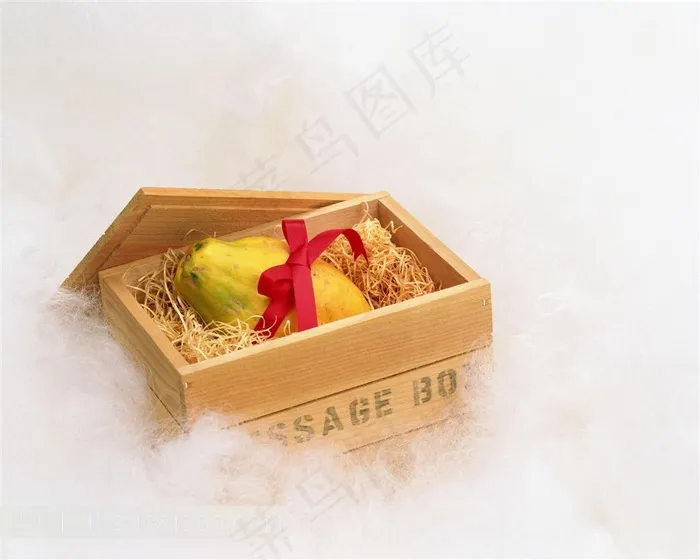 小箱子里的芒果高清素材