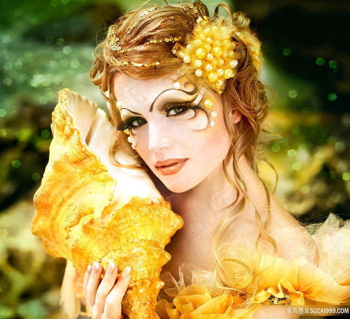 美女拿海螺图片