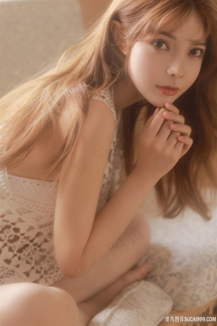 窗户边的*颜值清纯美女私房照图片