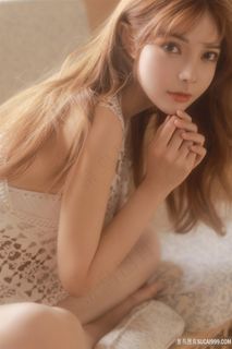 窗户边的*颜值清纯美女私房照图片