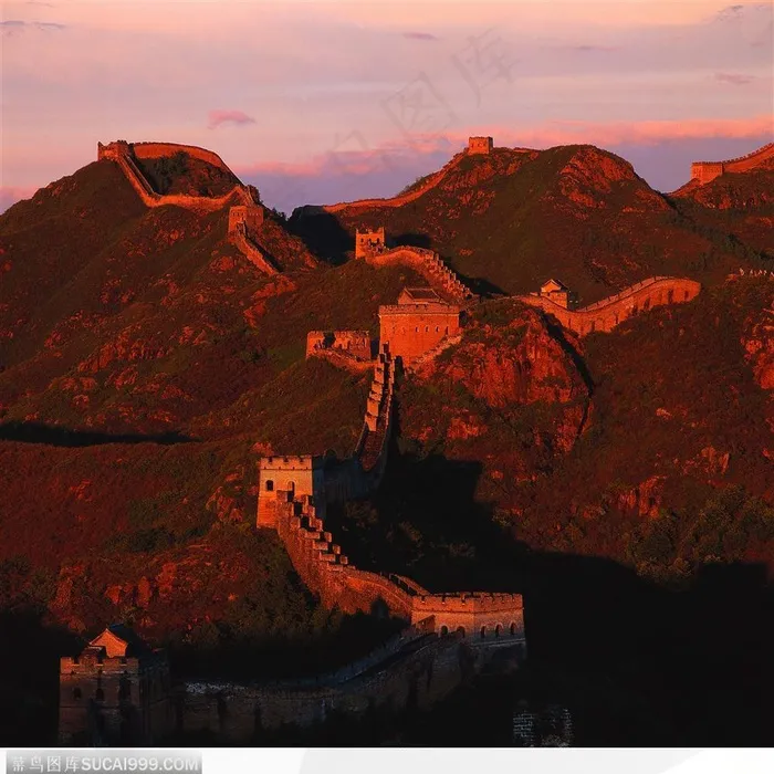 晚霞下山脉上的长城