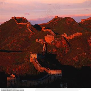晚霞下山脉上的长城