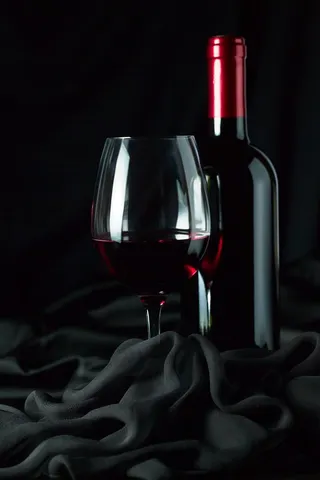 美味葡萄酒与酒杯高清大图