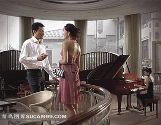 在聚会上交谈的男人女人