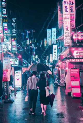 街头夜晚相依的情侣高清图片