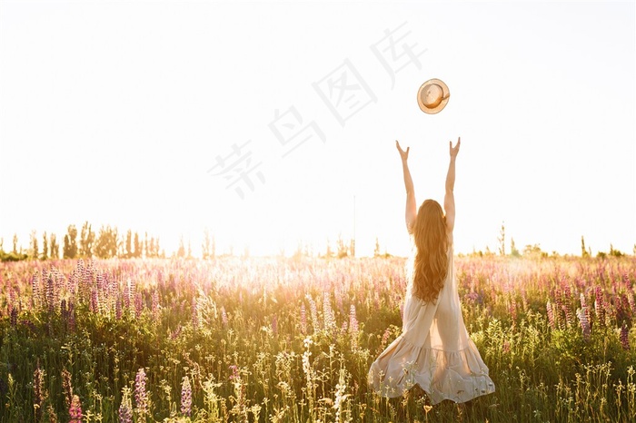 春季春天花海清纯美女背影高清图片