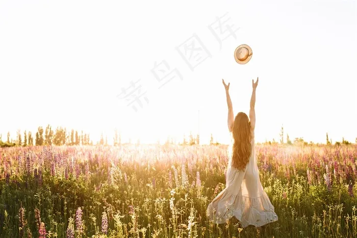 春季春天花海清纯美女背影高清图片