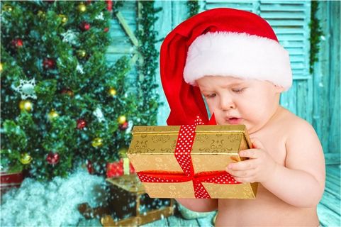 拿着礼盒的圣诞宝宝