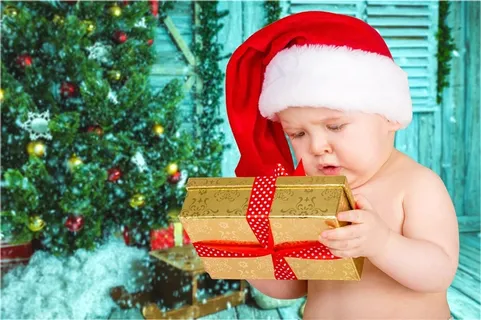 拿着礼盒的圣诞宝宝
