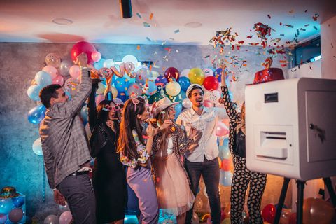 圣诞节室内人物新年狂欢派对朋友们场景圣诞送礼物(75)