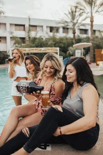 美女聚会喝酒图片 美女聚会喝酒图片