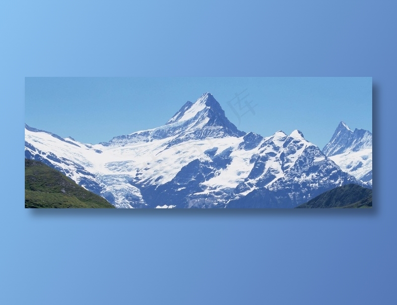 蓝天下的雪山图片