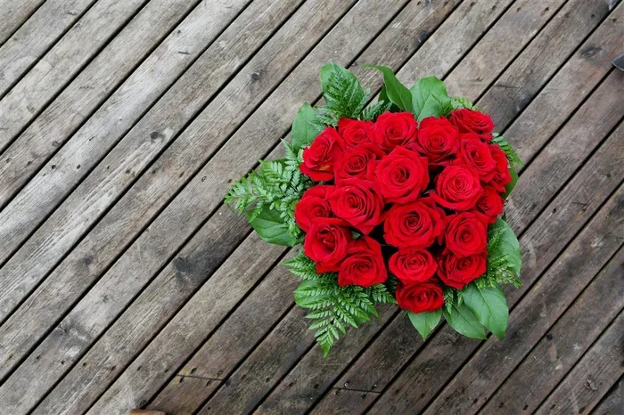 木板上的一束玫瑰花