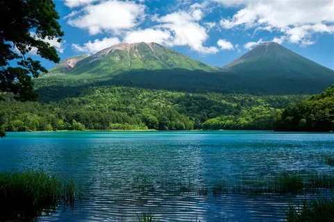高清山林湖畔美景图片