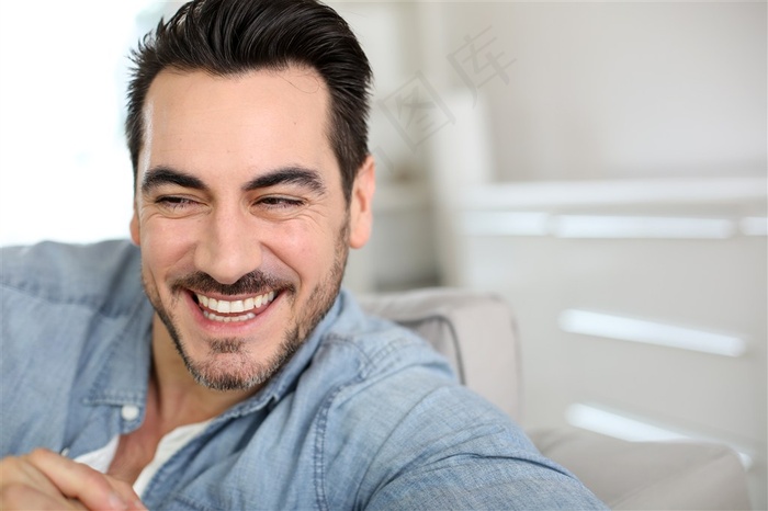 开心的外国男人