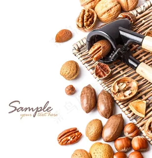 竹托盘上的坚果和开核器高清图片