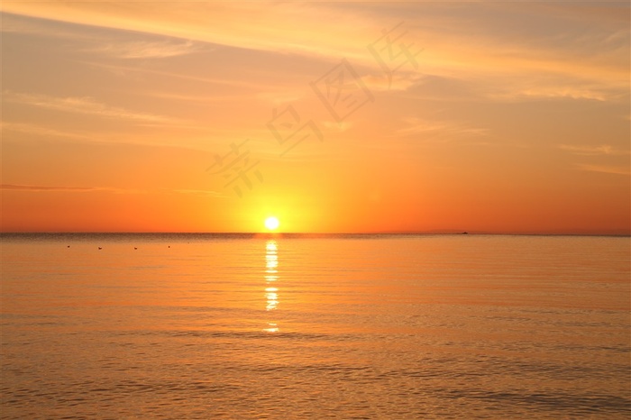 海上美丽的夕阳景色摄影
