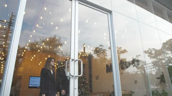 两个商人退出建筑物