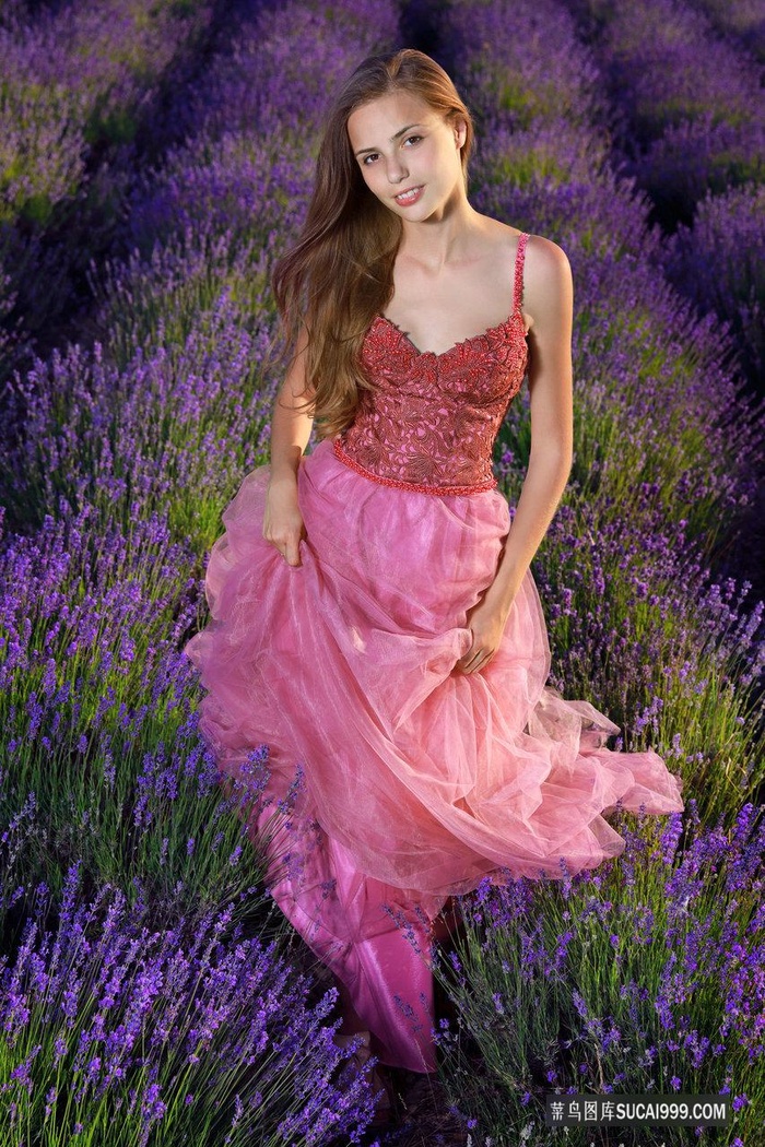 站在薰衣草花田里的乌克兰人体美女艺术写真图片