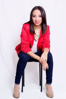 红色小西装美女图片