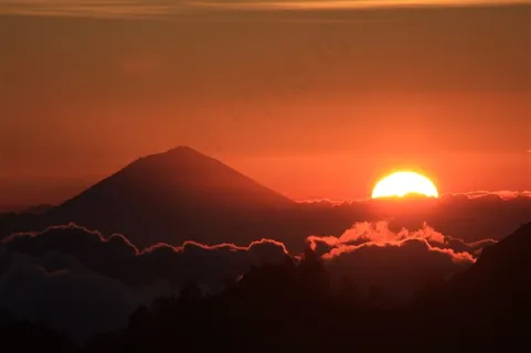 山顶火红的日出风景图片 山顶火红的日出风景图片